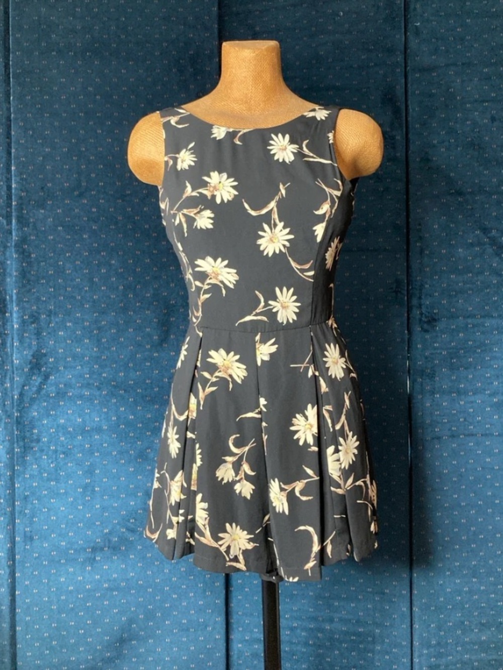 Women’s ASTR sleeveless, open back Romper Jumpsuits Size S Black & Floral Print